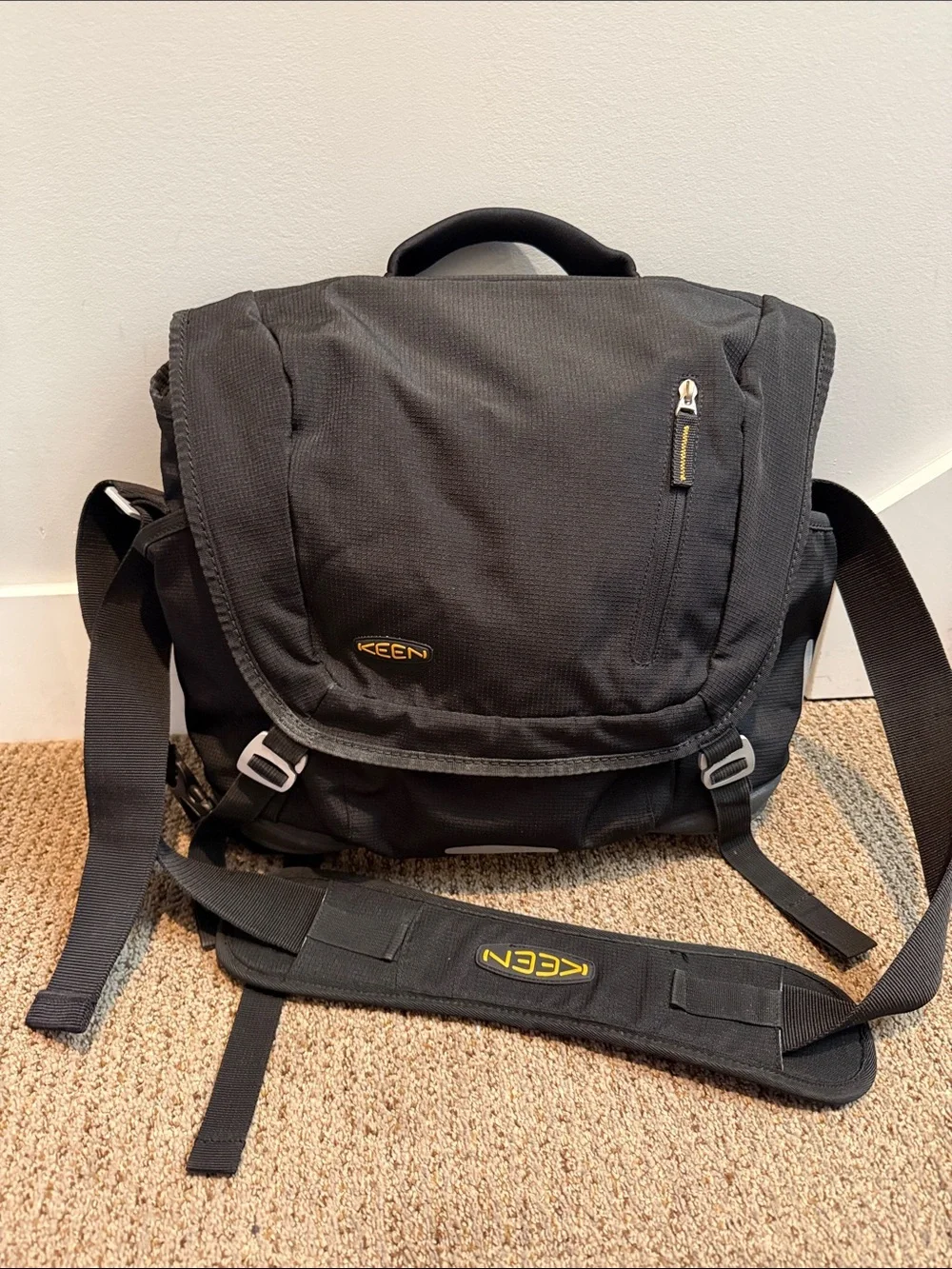 Keen Black Men's unisex Messenger commuter bag laptop yellow vintage hybrid